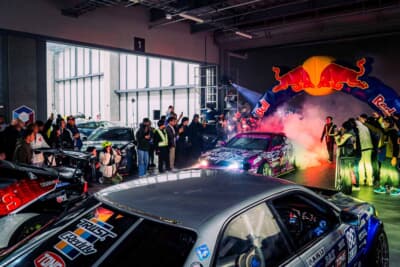 エキゾーストノートとスモークが充満する会場は、約5000人の熱狂に包まれた