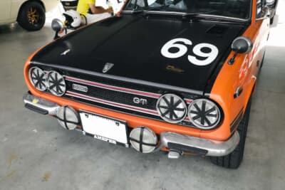 いすゞ ベレット　1600GT：ボンネットのつや消しブラックは、太陽の反射による疲労を軽減する狙いで、当時、多くのラリーカーやレーシングカーが採用したスタイルだった。