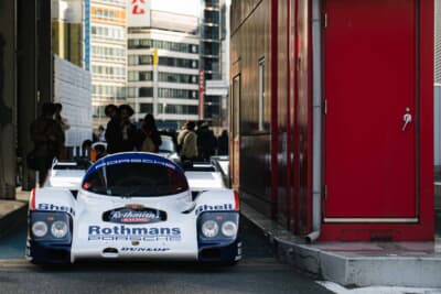 料金所の跡地に佇むロスマンズカラーのポルシェ962C。普段ではありえない光景に心が踊る