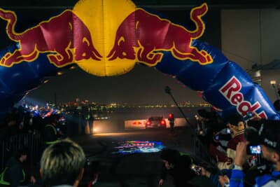 みなとみらいの夜景を遠目にスロープを下っていくドリフマシン。雰囲気はさながらストリートだ