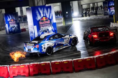 会場内の特設コースで追走するドリフマシンたち。スリル満点の演出だ(Jason Halayko / Red Bull Content Pool)