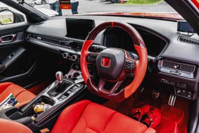 ホンダ シビック タイプR：純正エアバック対応のカーボンステアリングに交換されている