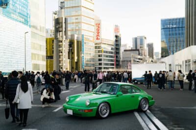 シグナルグリーンの911RS（964）。ゆとりのあるスペースで贅沢に配置されており、人々の目を引いていた