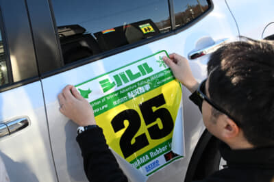 車検では、車検証や携行品のチェックが行われる。ステッカーは事前に送られるものを貼り付けてくる、そして当日現地で受け取ってその場で貼り付けるの2通りから選べる