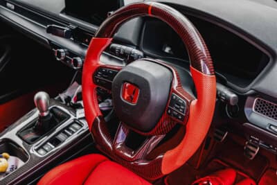 ホンダ シビック タイプR：純正エアバック対応のカーボンステアリングに交換されている
