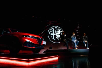 アルファ ロメオ トナーレ：新型トナーレを横に語り合う中田英寿氏（写真中央）と黒川信一氏（写真右）