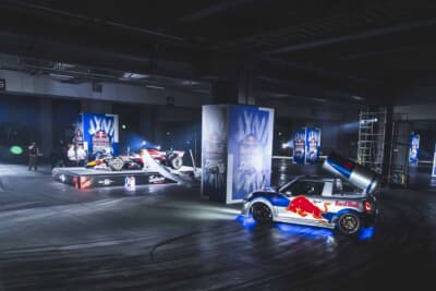 Drift Miniのドリフトパフォーマンス直後、ベールが外れVisa Cash App Racing Bullsのスペシャルリバリーが世界初公開された瞬間(Kunihisa Kobayashi / Red Bull Content Pool)