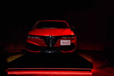 アルファ ロメオ トナーレ：スクデット横に配された「アゾレ」はエアインテークとして機能しながら、スポーティな印象を際立たせる意匠としても存在感を放つ