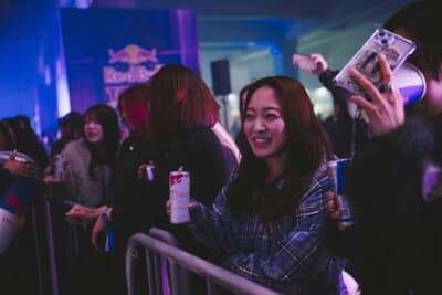 会場では新登場のレッドブル・エナジードリンク「チェリーエディション」が来場者に配られた(Suguru Saito / Red Bull Content Pool)