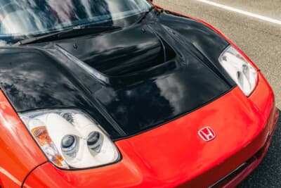 ホンダ NSX：ボンネットとボディーのツートンカラーが映える