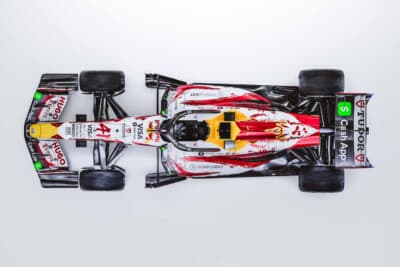 俯瞰から見るVCARB03スペシャルリバリー。赤・白・銀を基調としたデザインに、青柳美扇さんの力強い筆致が立体感と勢いをもたらす(Red Bull Content Pool)