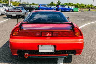 ホンダ NSX：現在のシングル出しのマフラーの他、数本のマフラーを所有しているという