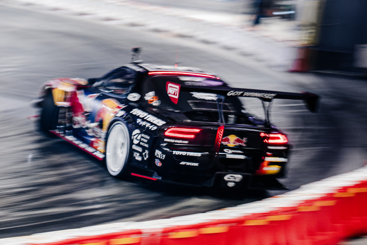 物流倉庫が翼を授かる!? ドリフトとカスタムカーの祭典 Red Bull Tokyo