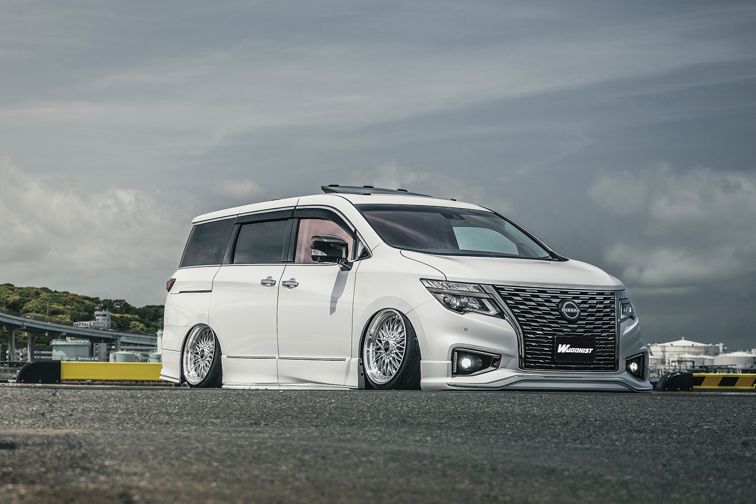 前後7度のキャンバー角が美しい！ 日産 エルグランドを大人のシンプル