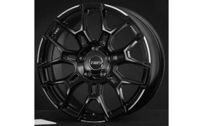 TWS エクスリート407Sジオクロス モノブロック：カラーバリエーションの「グロスブラック／カットフィニッシュ」。力強さと都会的な艶やかさを両立させ、足元を引き締めるカラーだ