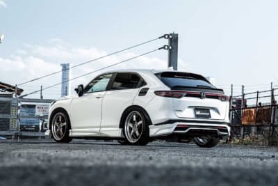 ホンダ ヴェゼル クール スタイルキット：低さが強調され都会的なイメージを実現したリアスタイル。小振りのリアゲートウイングや、3分割のリアスポイラーがリアビューの迫力を高めている