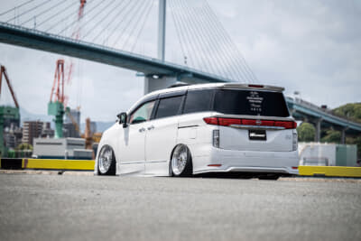 日産 エルグランド：BBS スーパーRSのサイズはフロントが20×10.0J+35、リアが20×10.0J+25だ。絶妙なインセットの選択によって、フェンダーとの見事なツライチセッティングを実現した