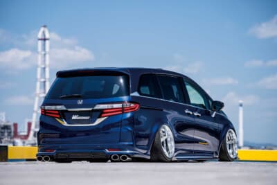 ホンダ オデッセイ：メルセデスベンツ純正のブリリアントブルーで全塗装されたリアビュー。ワンオフのワイドフェンダーや4本出しマフラーが、圧倒的な存在感と重厚感を生み出している