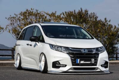 ホンダ オデッセイ：今回のリメイクを行う前のフロントの姿（2021年当時）。この時はフロントグリルにカーボン調シートを貼り、ホワイトのボディカラーでシンプルにまとめられていた