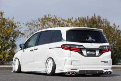 ホンダ オデッセイ：同じくリメイク前のリアの姿（2021年当時）。現在のワイドフェンダーやメルセデスベンツ純正色への全塗装により、いかに大幅な進化を遂げたかがよくわかるだろう