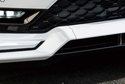 ホンダ ヴェゼル クール スタイルキット：前後ともに3分割構成を採用。分割点のラインは精度が高く、装着後は自然に溶け込み違和感がない。未塗装のほか、塗装済み製品も用意されている