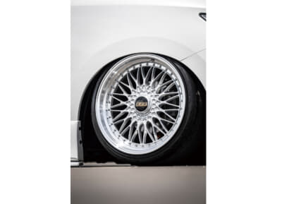 日産 エルグランド：ミニバンでは装着率が低いBBS「スーパーRS」だが、王道メッシュやステップリムが放つスポーティさと高級感はよく似合う。タイヤはニットー「NT555（前後とも235/35）」だ