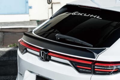 ホンダ ヴェゼル クール スタイルキット：小振りのリアゲートウイング。後端を摘んだようなダックテール調のデザインが特徴。デモカーはブラックで塗り分け、リアの引き締め効果を狙っている