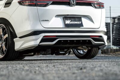ホンダ ヴェゼル クール スタイルキット：リアハーフスポイラー。純正ボトムにボリュームを持たせて視覚的な重心を下げ、よりタフな印象へと昇華させる。純正からのダウン量は10mmだ