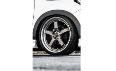 ホンダ ヴェゼル クール スタイルキット：20インチホイール「ヴェルズDDR01」。デモカーは運転席側にクリスタルチタンカラーを装着。サイズは前後20×8.0J＋38を選択した