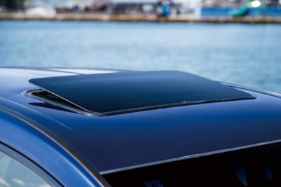 ホンダ オデッセイ：サンルーフはベバスト製の後付けキットをインストール。これも欧州ハイパフォーマンスカーらしさを表現するための重要な要素だ。チルトアップスタイルがよく似合う