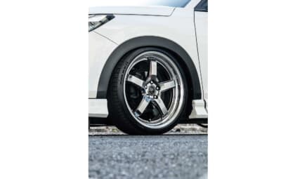 ホンダ ヴェゼル クール スタイルキット：助手席側にも「ヴェルズDDR01」を装着。助手席側にはクリスタルブラックカラーを採用した。サイズは運転席側と同じく前後20×8.0J＋38だ