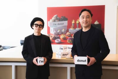 平子良太オーナーシェフ（左）とゲルティンガー剛社長兼CEO（右）がI'm donut ?のボックスを手にアピールした