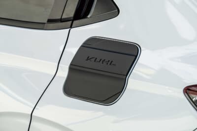 ホンダ ヴェゼル クール スタイルキット：フューエルリッドカバー。「KUHL」のロゴが刻印され、サイドのアクセントとして好相性。立体感のあるデザインがシャープなイメージを際立たせる