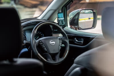 日産 エルグランド：ウッドと本革のコンビネーションやガングリップデザインにより、実用性と高品質を見事に両立した。純正を超える上質なハンドルとして定評が高い、ケンスタイル製のアイテムを愛用している