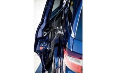 ホンダ オデッセイ：リアに70mmのオーバーフェンダーを装着しながらも、スライドドアを正常に開閉させるため、ドア取り付け部分のロングヒンジをワンオフで製作して対応している