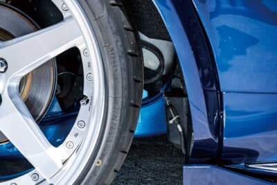 ホンダ オデッセイ：タイヤのトレッド面に水を噴射できる自作の冷却システム。農薬の噴霧器を流用および加工し、走行時に水を当てて発熱を抑えることで、タイヤの摩耗を抑制する仕組みだ