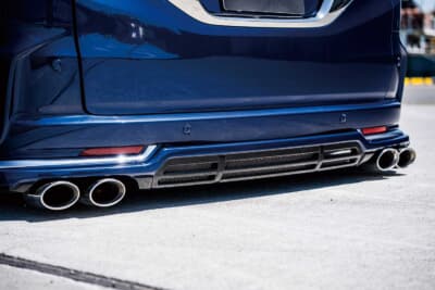 ホンダ オデッセイ：マフラーは欧州車らしさを追求して4本出しのアドミレイション製を投入し、エアロパーツとセットで装着。ワイドフェンダーと相まってリアからの迫力も十分である