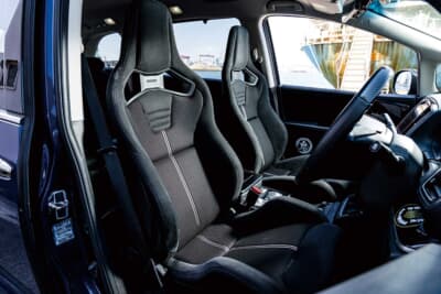 ホンダ オデッセイ：フロントシートは運転席と助手席ともにレカロ スポーツスターへと交換している。欧州ハイパフォーマンスカーの車内空間を演出するために、非常に効果的なアイテムだ。