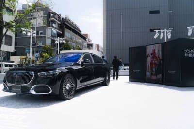 映画「プラダを着た悪魔2」とのコラボで展示されたメルセデス・マイバッハ 「S580」。劇中でミランダ・プリーストリーの愛車として登場するモデルと同型だ