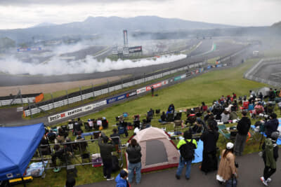 フォーミュラ・ドリフト・ジャパン（FDJ）の2026シーズンが開幕した。富士スピードウェイには多くの観客が訪れていた