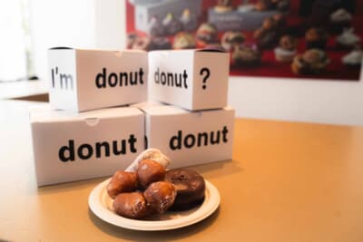 「Mercedes cafe by I'm donut ?」で提供される生ドーナツ。原宿の店舗には長蛇の列ができるほど人気のドーナツだ。