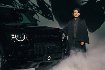 ランドローバー ディフェンダー：ブランド・アンバサダー就任が発表された岡田准一さんと「OCTA BLACK」