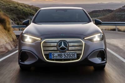 メルセデス・ベンツ Cクラス：1050個の発光ドットを備えたアイコニックグリルと星形デザインのヘッドライトが、新型電動Cクラスの新世代フロントフェイスを構成する