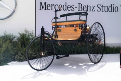 1886年に世界初の自動車として誕生したメルセデス・ベンツ「パテントモトールヴァーゲン」のレプリカ