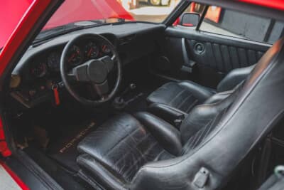 5万600ドル（邦貨換算約810万円）で落札された「ポルシェ 911 カレラ2.7 フラットノーズ仕様」（C）Courtesy of RM Sotheby's