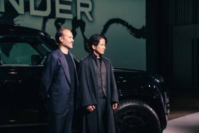 ランドローバー ディフェンダー：「OCTA BLACK」の前に並ぶマグナス・ハンソン社長（左）と岡田准一さん（右）