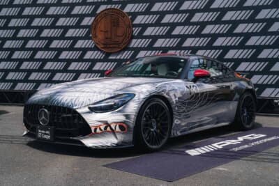 メルセデス AMG PETRONAS F1チームとY-3のコラボレーションコレクションの世界観を表現したメルセデス・ベンツ「AMG GT」