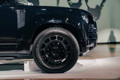 ランドローバー ディフェンダー：OCTA BLACKに標準装着される20インチ「スタイル1086」ホイール