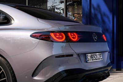 メルセデス・ベンツ Cクラス：ドライバー側・センター・助手席側の3画面を1枚のガラスで覆う39.1インチMBUXハイパースクリーン。1000個超の個別LEDによるマトリクスバックライトとアンビエントライトが空間を包む