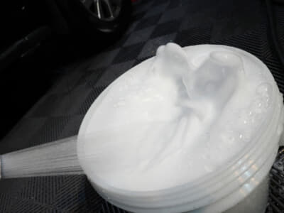 各シャンプーは希釈し、バケツ内でたっぷりと泡立てて使う